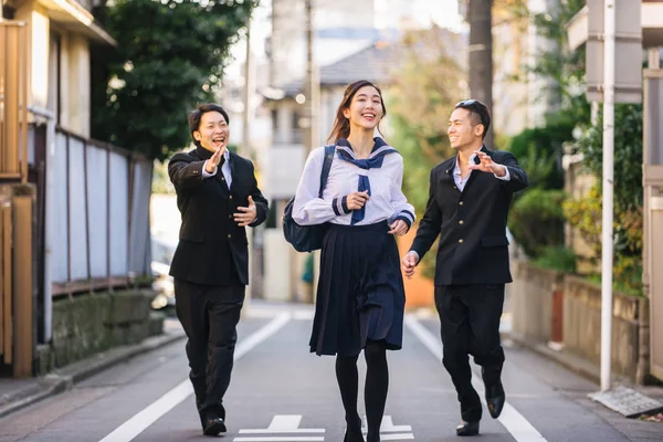 Yung Japanska Studenter Med Skoluniform Limning Utomhus Grupp Asiatiska Tonåringar — Stockfoto