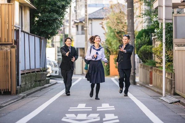 Yung Japanska Studenter Med Skoluniform Limning Utomhus Grupp Asiatiska Tonåringar — Stockfoto