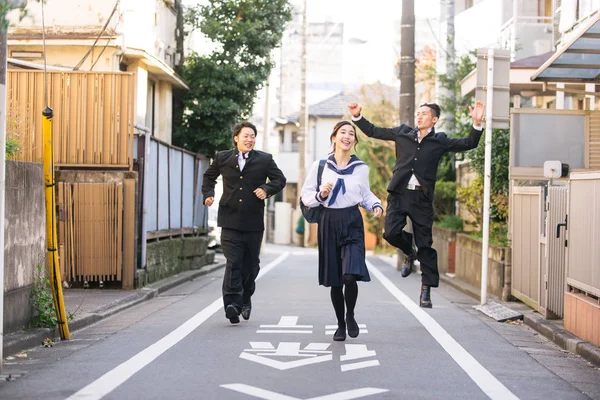 Yung Japanska Studenter Med Skoluniform Limning Utomhus Grupp Asiatiska Tonåringar — Stockfoto