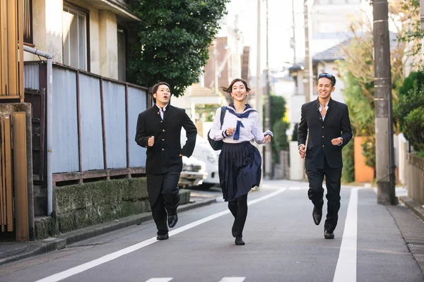 Yung Japonés Estudiantes Con Escuela Uniforme Vinculación Aire Libre Grupo — Foto de Stock