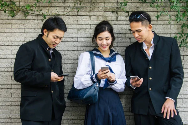 Yung Japanska Studenter Med Skoluniform Limning Utomhus Grupp Asiatiska Tonåringar — Stockfoto