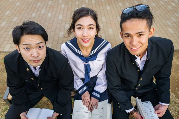 Yung Japán Diákok Iskolai Egységes Kötés Szabadban Csoport Szórakozás Ázsiai — Stock Fotó