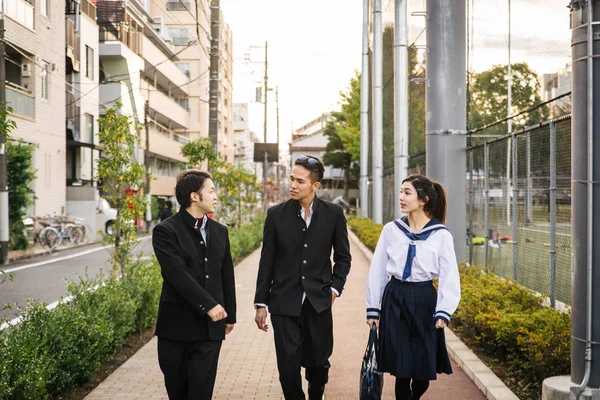 Yung Japanska Studenter Med Skoluniform Limning Utomhus Grupp Asiatiska Tonåringar — Stockfoto