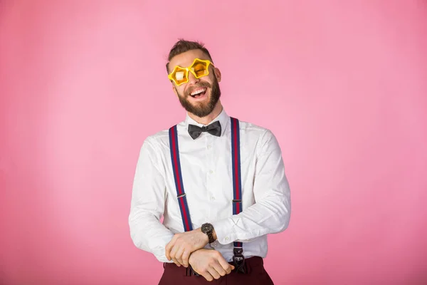 Joven Hombre Feliz Juguetón Divertirse —  Fotos de Stock