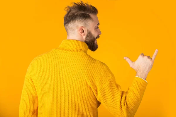 Joven Hombre Feliz Juguetón Divertirse — Foto de Stock