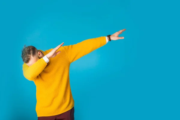 Jovem Homem Feliz Brincalhão Divertindo — Fotografia de Stock