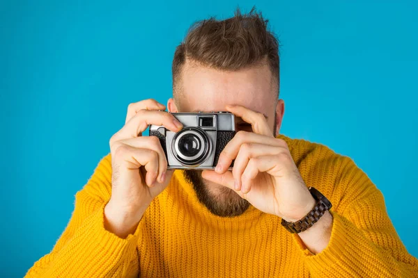 Junger Fröhlicher Und Verspielter Mann Mit Spaß — Stockfoto