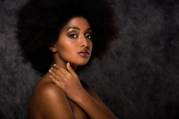 Portrait Jolie Afro Américaine Dans Studio Pour Une Séance Beauté — Photo