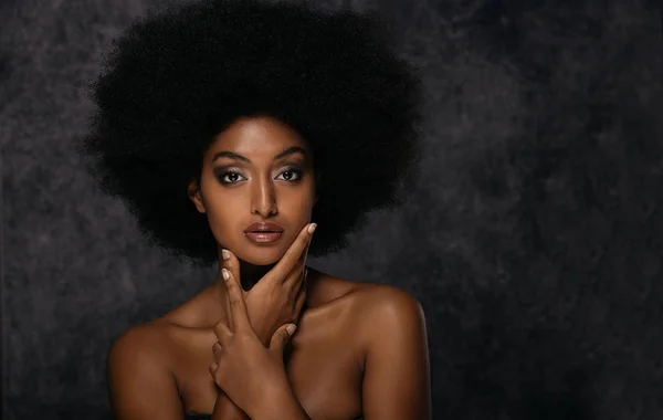 Retrato Mulher Afro Americana Bonita Estúdio Para Uma Sessão Beleza — Fotografia de Stock