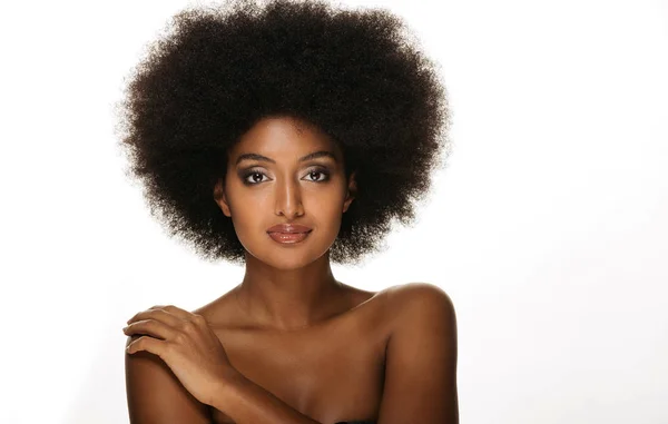 Portrait Jolie Afro Américaine Dans Studio Pour Une Séance Beauté — Photo