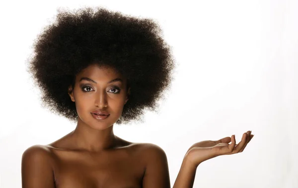 Portrait Jolie Afro Américaine Dans Studio Pour Une Séance Beauté — Photo