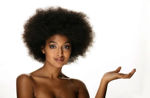 Portrait Jolie Afro Américaine Dans Studio Pour Une Séance Beauté — Photo