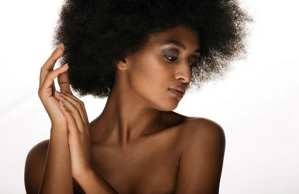 Portrait Jolie Afro Américaine Dans Studio Pour Une Séance Beauté — Photo