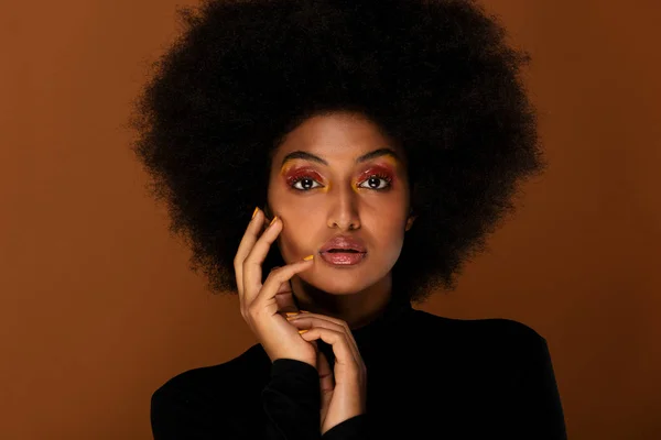Portrait Jolie Afro Américaine Dans Studio Pour Une Séance Beauté — Photo