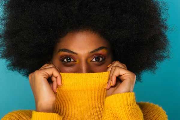 Retrato Una Mujer Afroamericana Bonita Estudio Para Una Sesión Belleza — Foto de Stock