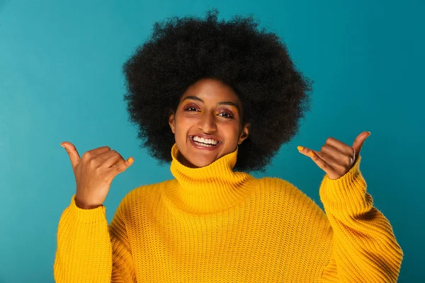 Retrato Una Mujer Afroamericana Bonita Estudio Para Una Sesión Belleza — Foto de Stock