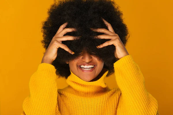 Retrato Una Mujer Afroamericana Bonita Estudio Para Una Sesión Belleza — Foto de Stock