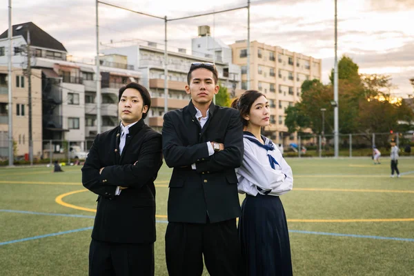 Yung Japonés Estudiantes Con Escuela Uniforme Vinculación Aire Libre Grupo —  Fotos de Stock