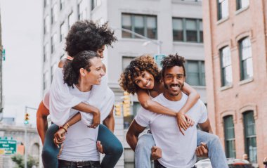 Zaman togeher New York'ta harcama arkadaş grubu