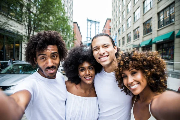 Grupo Amigos Pasando Tiempo Juntos Ciudad Nueva York —  Fotos de Stock