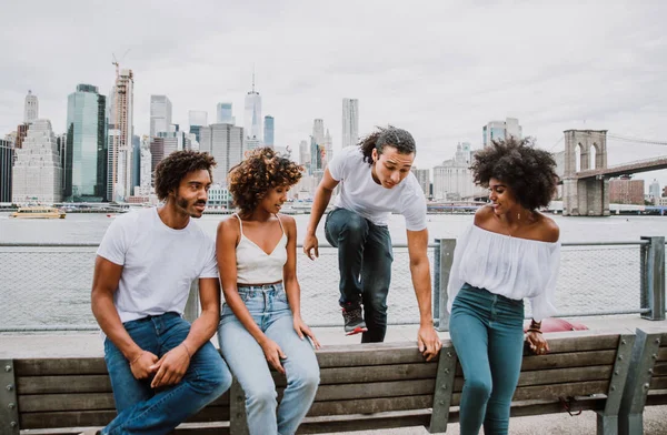 Grupo Amigos Pasando Tiempo Juntos Ciudad Nueva York —  Fotos de Stock