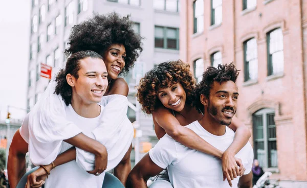 Zaman togeher New York'ta harcama arkadaş grubu