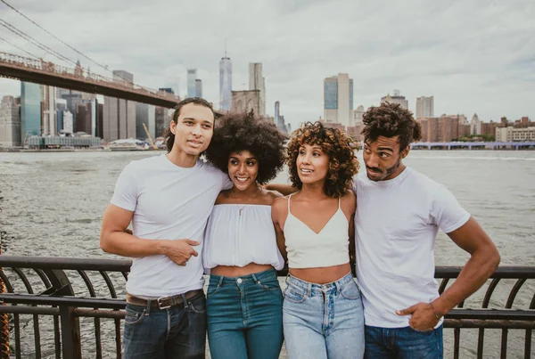 Grupo Amigos Pasando Tiempo Juntos Ciudad Nueva York —  Fotos de Stock