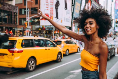 Genç güzel kız zamanında kare, manhattan yürüyüş. New york hakkında yaşam tarzı kavramları