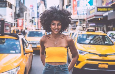 Genç güzel kız zamanında kare, manhattan yürüyüş. New york hakkında yaşam tarzı kavramları
