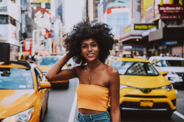 Genç güzel kız zamanında kare, manhattan yürüyüş. New york hakkında yaşam tarzı kavramları