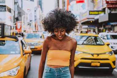 Genç güzel kız zamanında kare, manhattan yürüyüş. New york hakkında yaşam tarzı kavramları