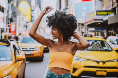 Genç güzel kız zamanında kare, manhattan yürüyüş. New york hakkında yaşam tarzı kavramları