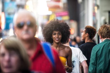 Genç güzel kız zamanında kare, manhattan yürüyüş. New york hakkında yaşam tarzı kavramları