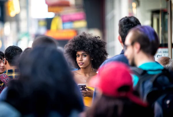 Joven Chica Hermosa Caminando Time Square Manhattan Conceptos Estilo Vida —  Fotos de Stock