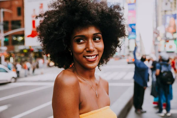 Ung Vacker Flicka Vandrar Time Square Manhattan Livsstil Begrepp New — Stockfoto