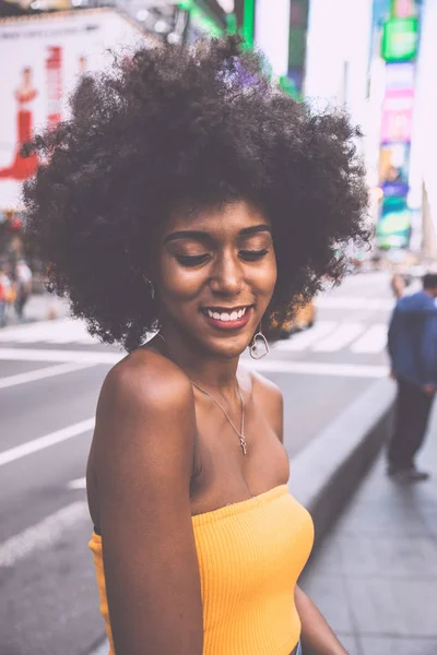 時間が正方形 マンハッタンを歩いて美しい若い女の子です ニューヨークのライフ スタイルをテーマ — ストック写真