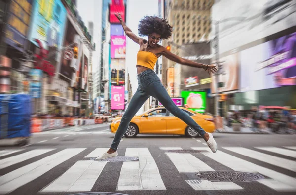 Fiatal Gyönyörű Lány Gyaloglás Time Square Manhattan New York Életmód — Stock Fotó