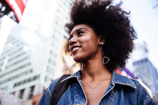 Ung Vacker Flicka Vandrar Time Square Manhattan Livsstil Begrepp New — Stockfoto