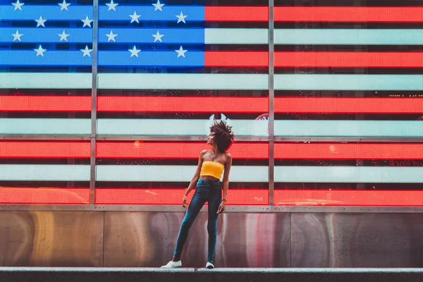 Fiatal Gyönyörű Lány Gyaloglás Time Square Manhattan New York Életmód — Stock Fotó