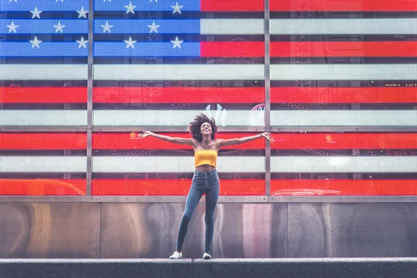 Menina Bonita Jovem Andando Time Square Manhattan Conceitos Estilo Vida — Fotografia de Stock