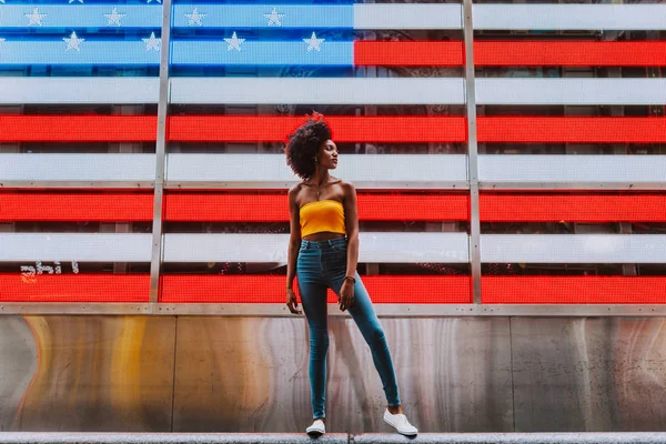 Menina Bonita Jovem Andando Time Square Manhattan Conceitos Estilo Vida — Fotografia de Stock