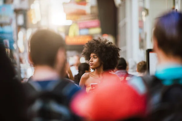 時間が正方形 マンハッタンを歩いて美しい若い女の子です ニューヨークのライフ スタイルをテーマ — ストック写真