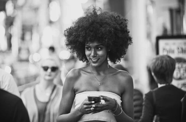 年轻美丽的女孩走在时间广场 曼哈顿 关于纽约的生活方式概念 — 图库照片