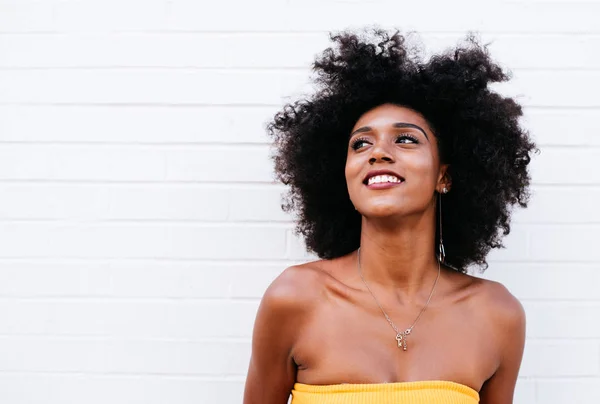 Hermosa Chica Americana Posando Contra Una Pared Blanca Nueva York — Foto de Stock