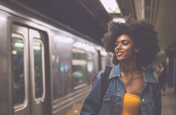 時間を歩いて美しい少女広場地下鉄駅 列車を取得します ニューヨークのライフ スタイルをテーマ — ストック写真