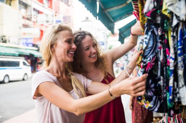 İki güzel kız bangkok maining konumlar ziyaret