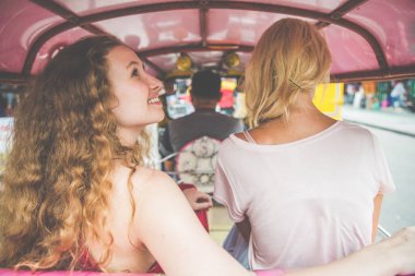 İki güzel kız bangkok maining konumlar ziyaret
