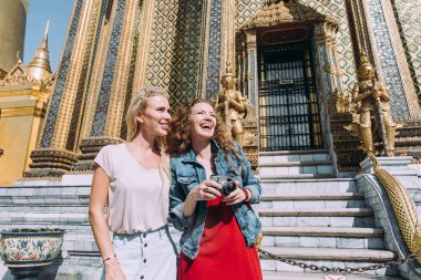 İki güzel kız bangkok maining konumlar ziyaret