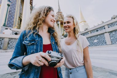 İki güzel kız bangkok maining konumlar ziyaret
