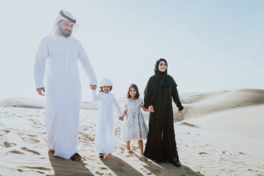 Mutlu aile piknik yapma çölde harika bir gün harcama